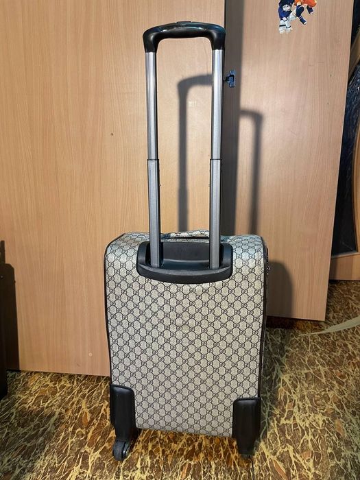 Чемодан среднего размера