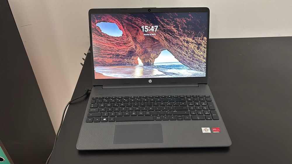 Laptop HP 15s-EQ1XXX – AMD Athlon Silver / Radeon Graphics / SSD