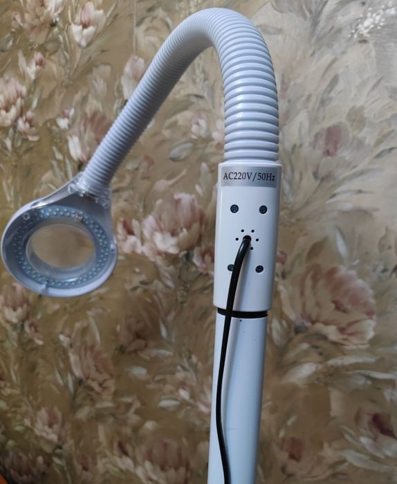 Косметологическая лампа-лупа