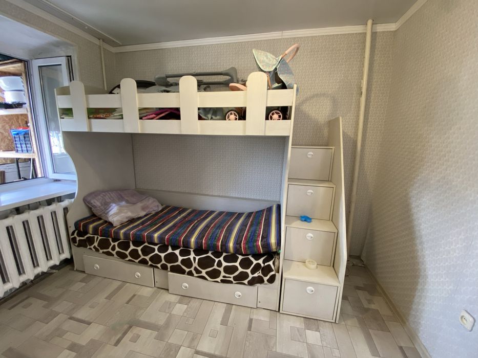 двух ярастный кроват