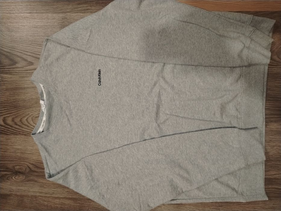 Сива блуза марката е calvin klein
