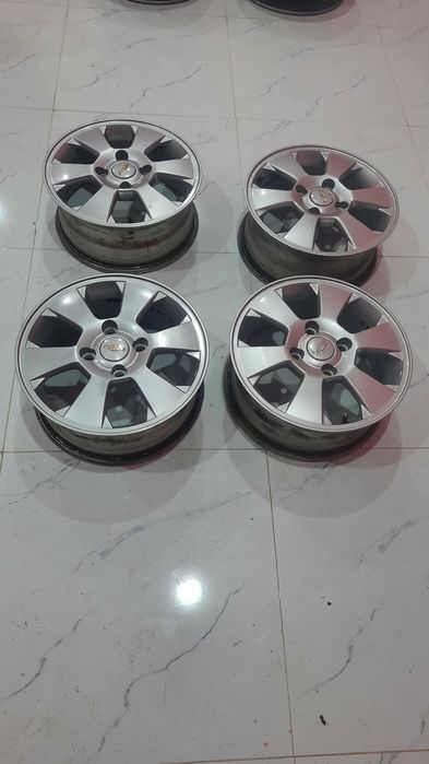 15 jentra saka sotiladi