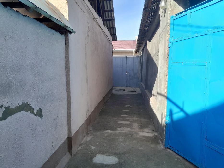 Hovli joyli uy sotiladi