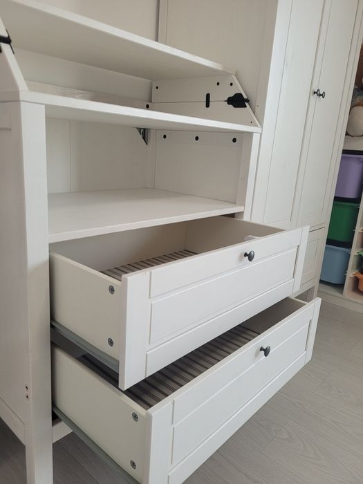 Vand dulap haine + masa de infasat/comoda Sundvik Ikea