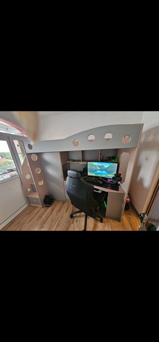 Двуетажно легло с бюро