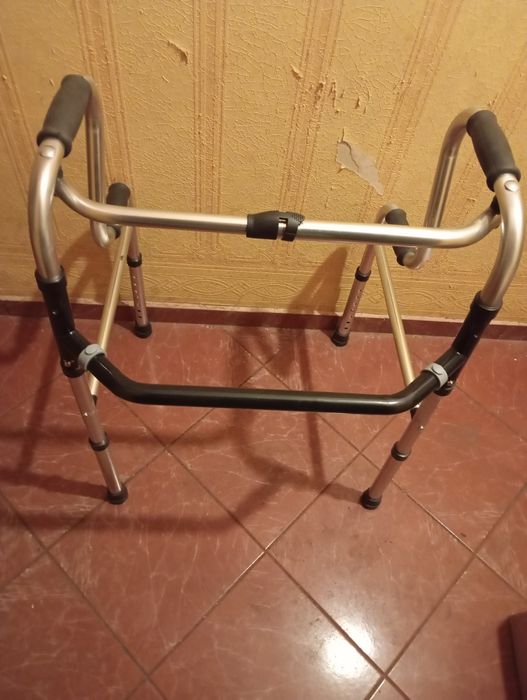 Шина за глезен Aircast , проходилка и патерици