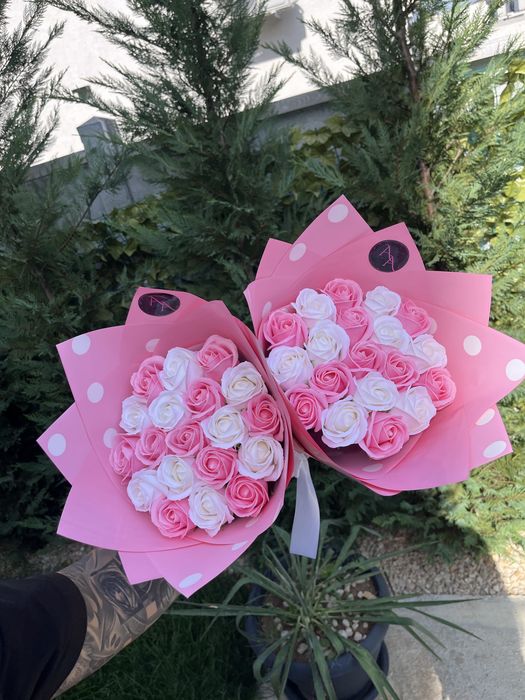 Buchet trandafiri sapun albastru/ roz/ rosu/ personalizat cu stitch si initiala