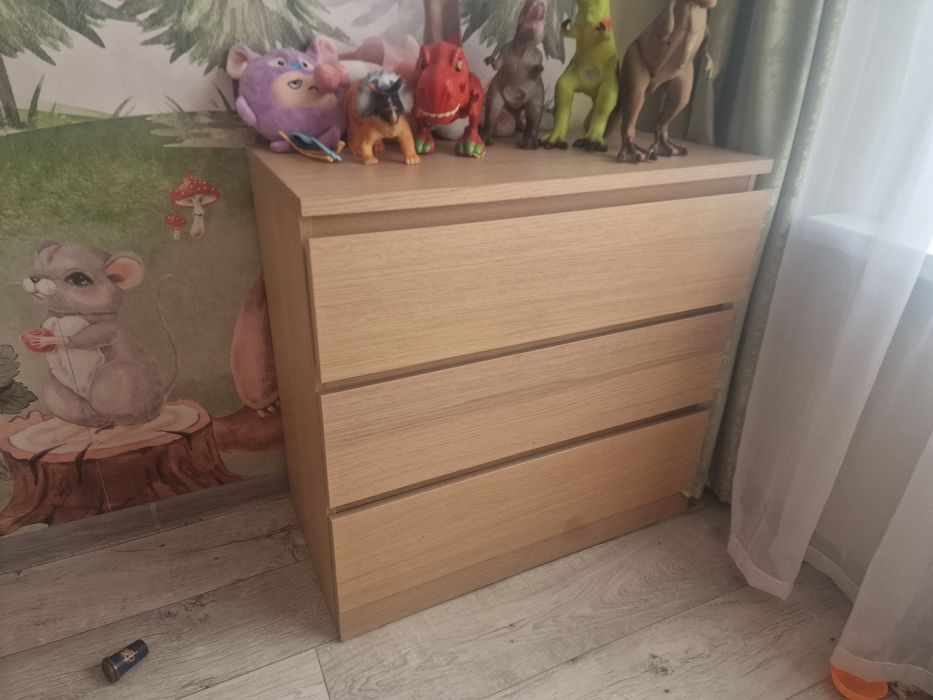 Комод с оттенком дерева