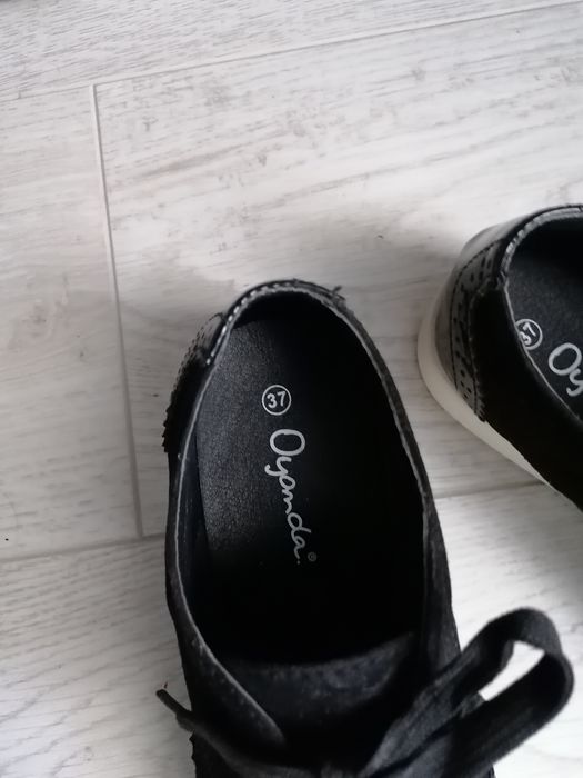 Нови черни обувки