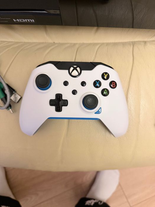 Xbox One черен +контролер+игра