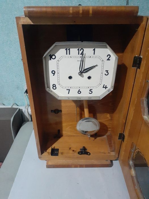 Часы с маятником