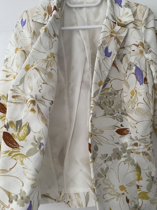 Дамско  сако с флорални мотиви/ на цветя