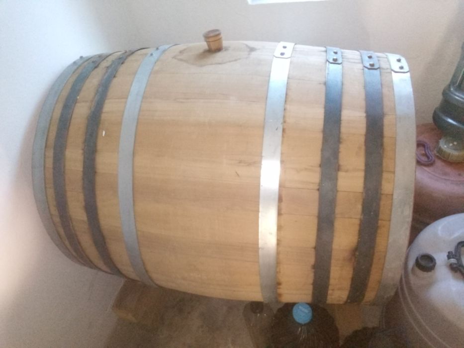 Vând butoi salcâm 30 vedre și nuci