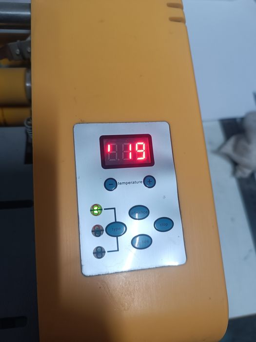 Laminator, yupqa laminat uradigan laminator sotiladi.