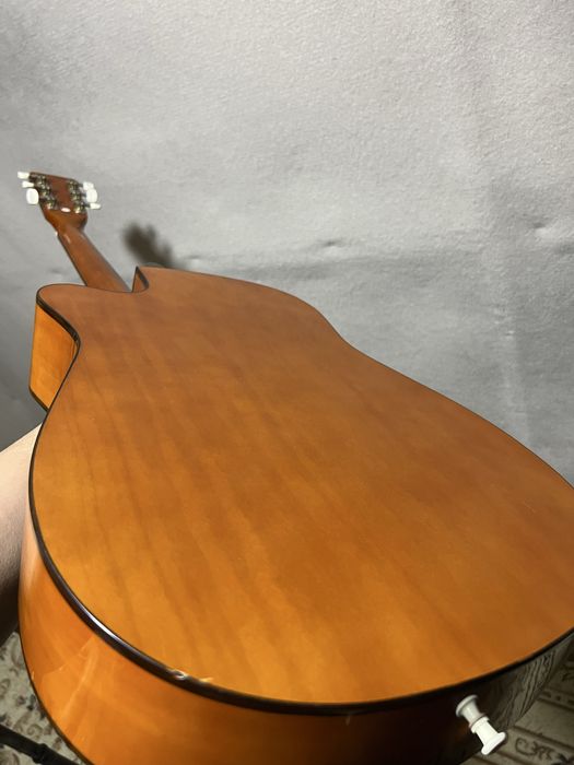 Yaxshi Akustik Gitara sotiladi
