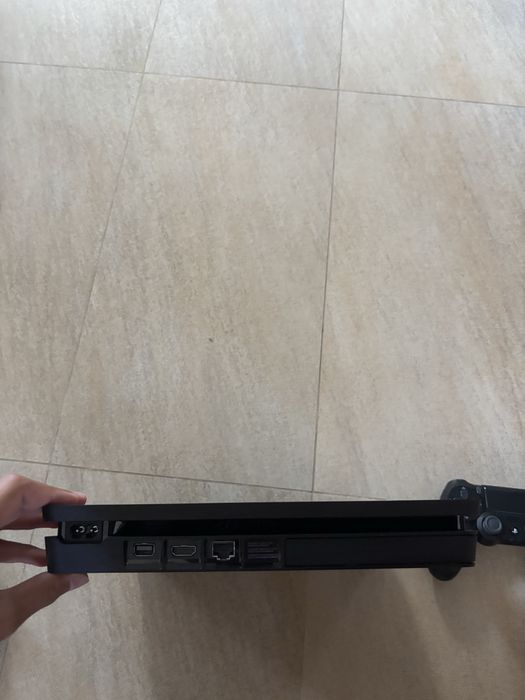 Playstation 4 slim de 1 tb , cu 2 controllere si 9 jocuri