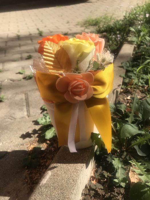 Предлагам  декорирани свещи,сапунени рози и други