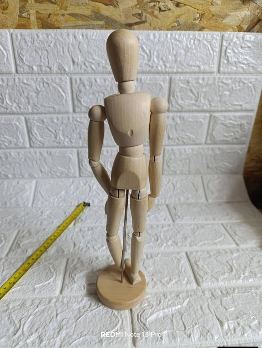Стар дървен манекен