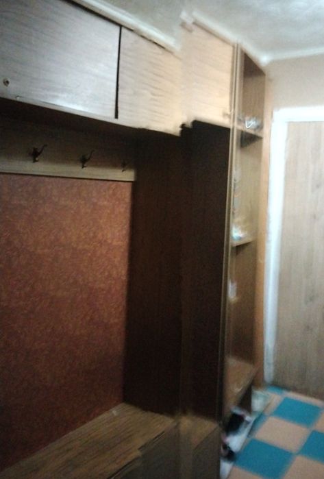 Отдам даром стенку в прихожую.