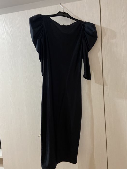 Rochie neagră pe corp