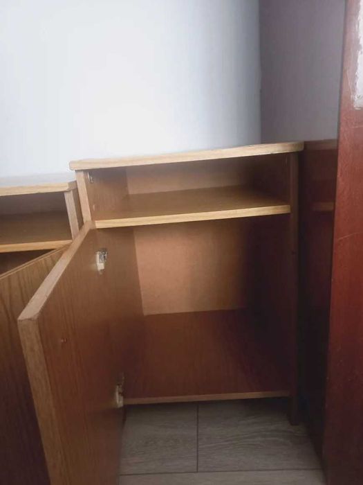 Две не дорогие тумбочки.