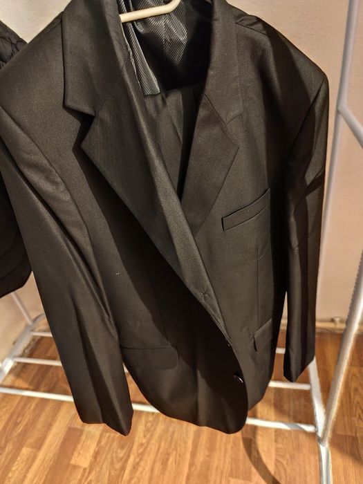 Vând 2 costume de bărbați