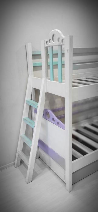 Двухярусная кровать из дерева