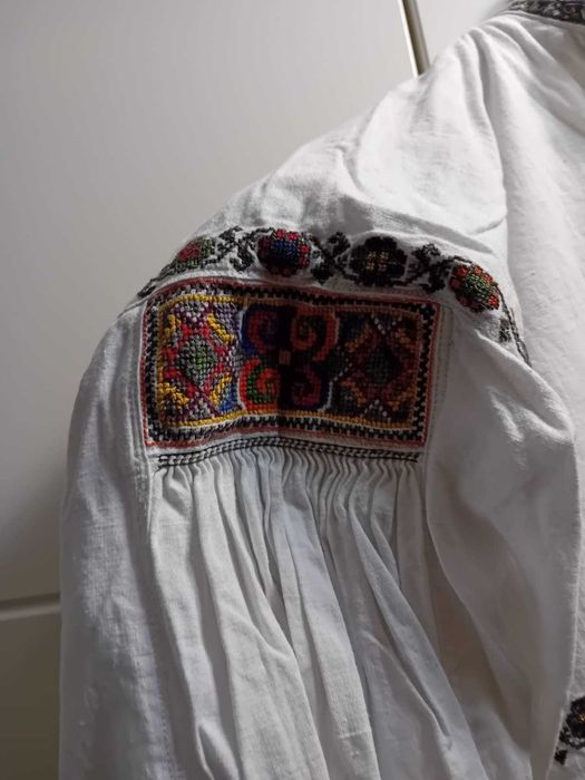 De vanzare camasi populare autentice (aprox 100 de ani)din Ardeal