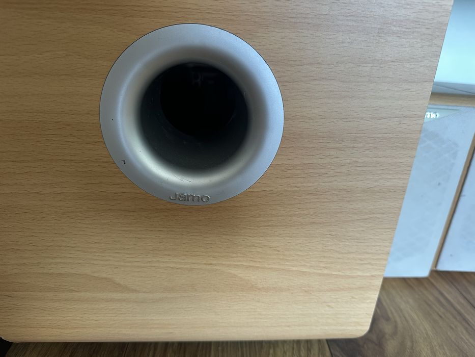 Усилвател Yamaha с 5 тонколони Jamo и отделен субуфер