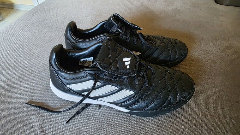 Футболни обувки Adidas - стоножки, естествената кожа