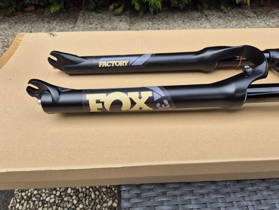 Furca Fox 34, 27,5-29inch, pe aer, lockout pe  ghidon si rebound
