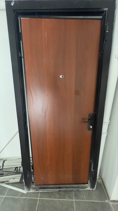 Продам железную дверь