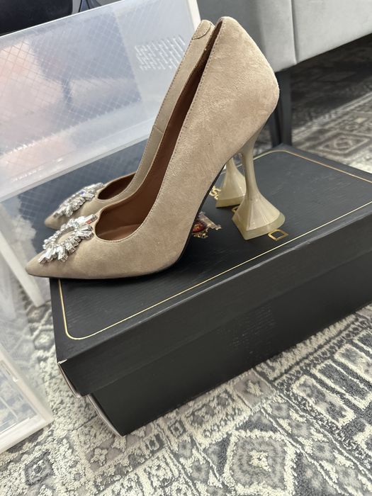 Продам туфли в черном и бедевом цвете