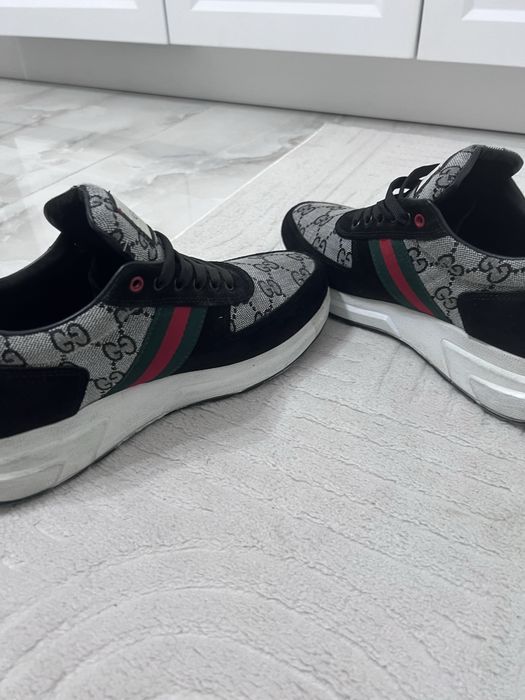 Adidasi gucci.