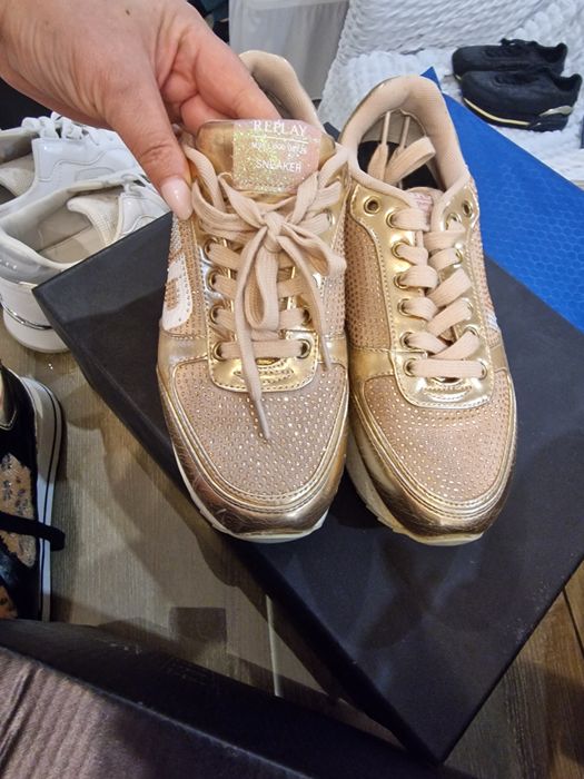 Продавам Дамски Спортни Обувки