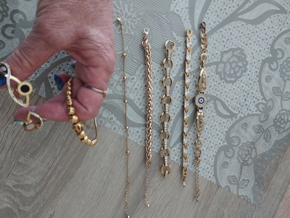 Бижута,гривни някои  от тях са   гривни за глезен