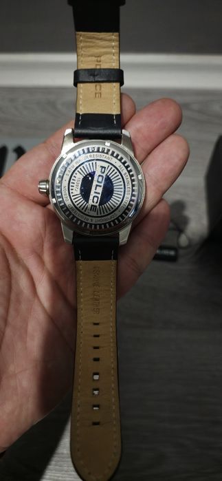Продавам часовник POLICE