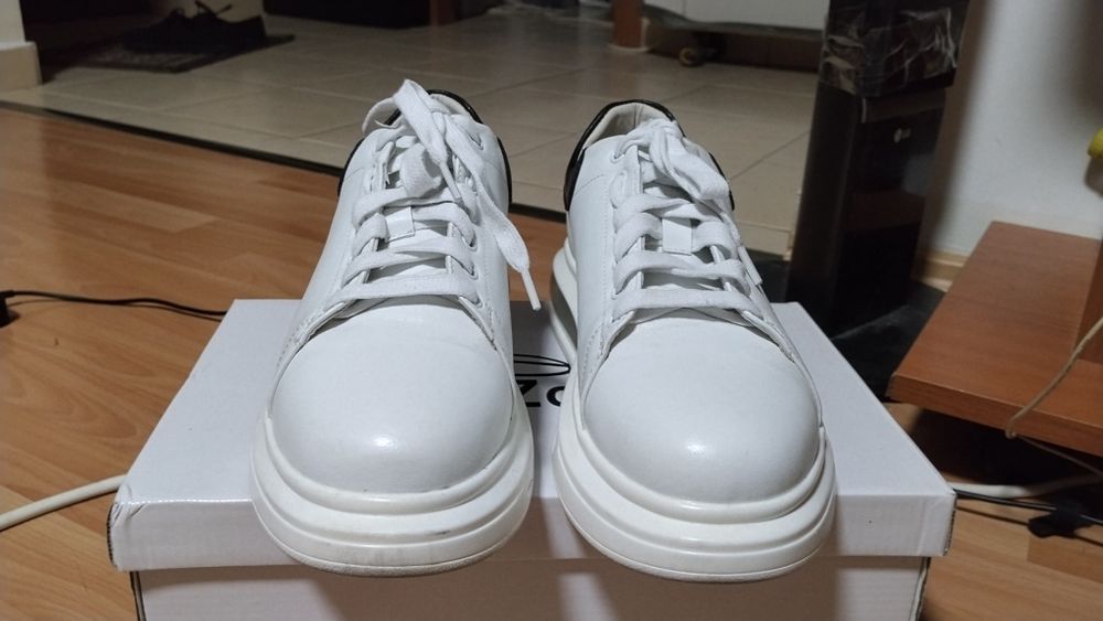 Adidași , mărimea 42