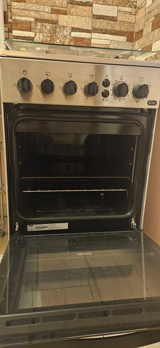 Vând aragaz inox Zanussi