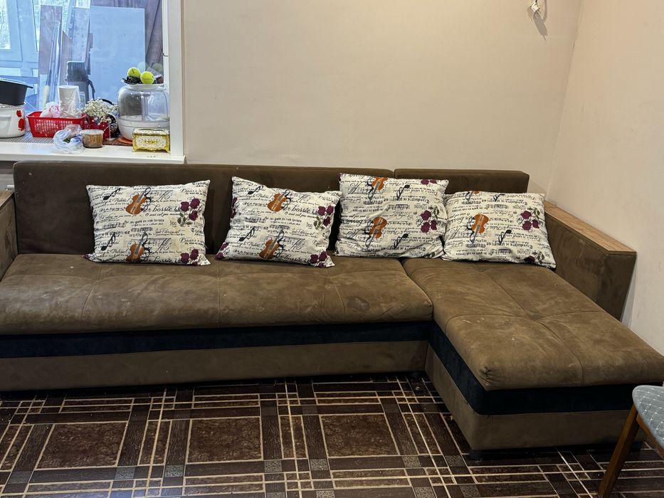 Диван для гостиной коричневый