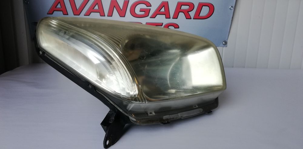 Ляв и десен фар Toyota Rav4 XA20 (2000-2005)