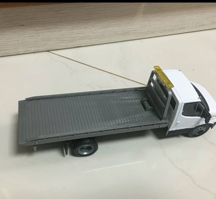 Игрушечная модель  эвакуатор Iveco