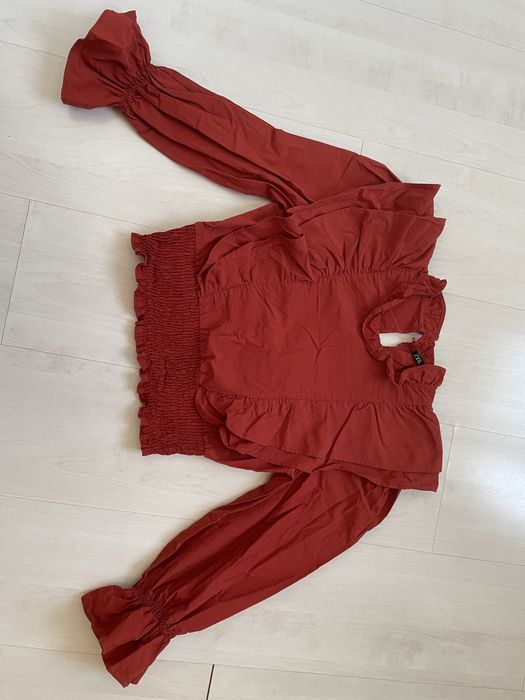 Чисто нова червена блуза