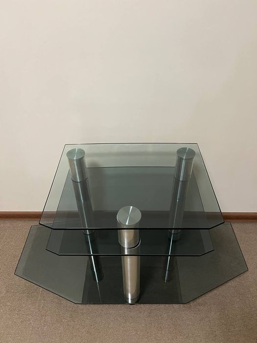 Стеклянная полка под телевизор