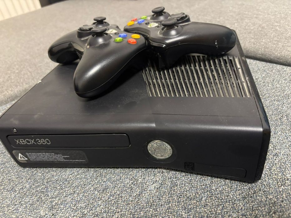 Vând Xbox 360 12 jocuri