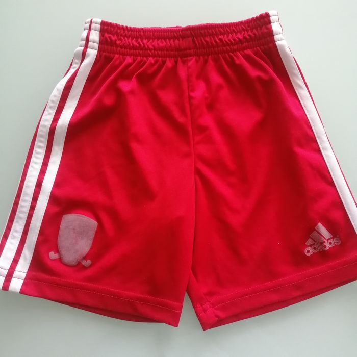 Подарявам 3-4 г Adidas футболен комплект