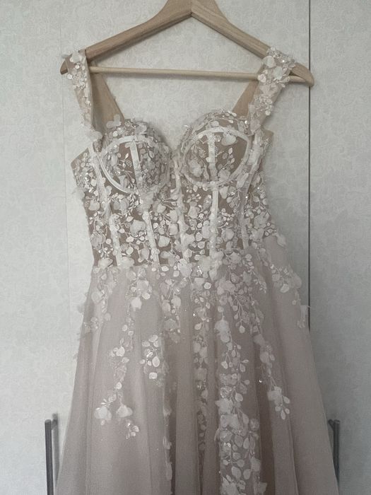 Булчинска рокля с орнаменти