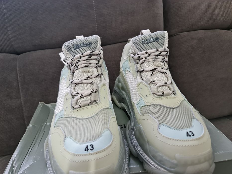 Vând Balenciaga Triple S