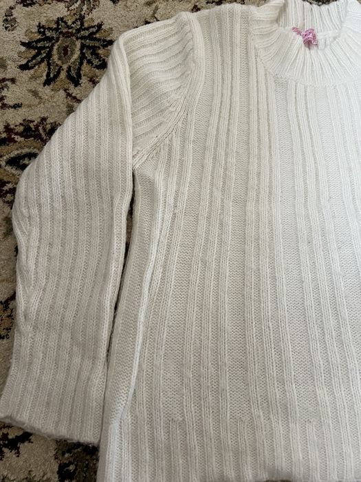 Продаю красивый теплый свитер для девочек