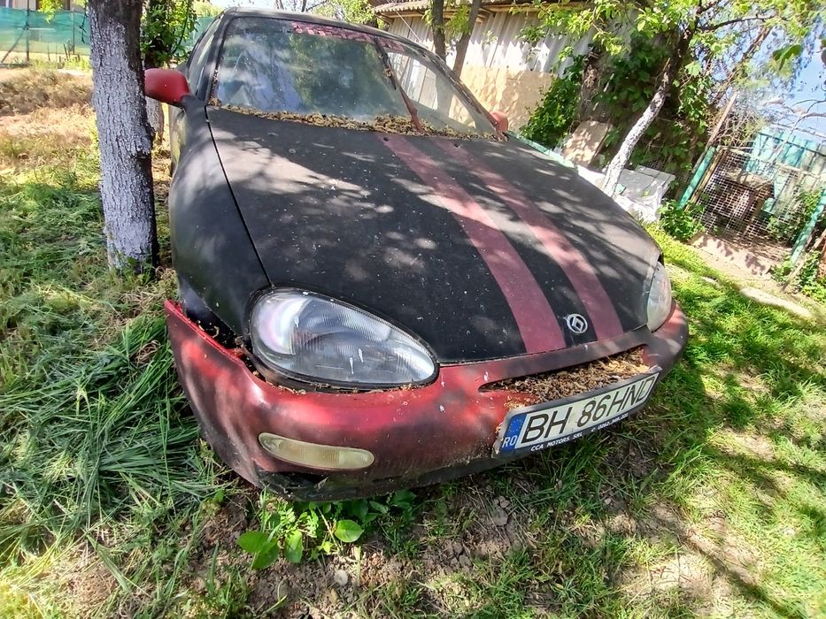 Mazda MX3, 1600 cmc, din ianuarie 1992, pentru piese sau recondiționare.Stă în curte de câțiva ani, are geamul spart